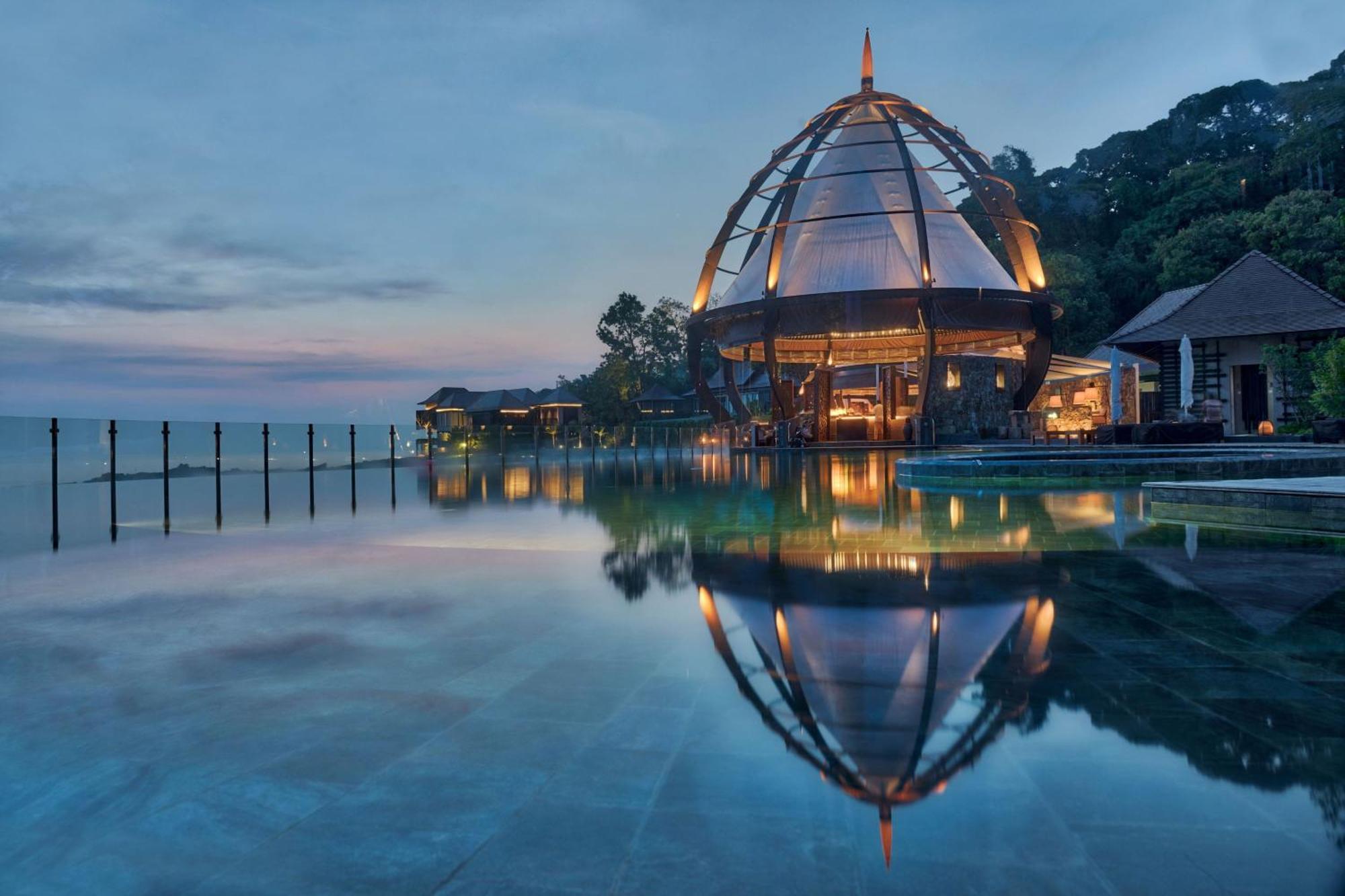 The Ritz-Carlton, Langkawi Hotel Buitenkant foto The resort's main bar, the Sphere