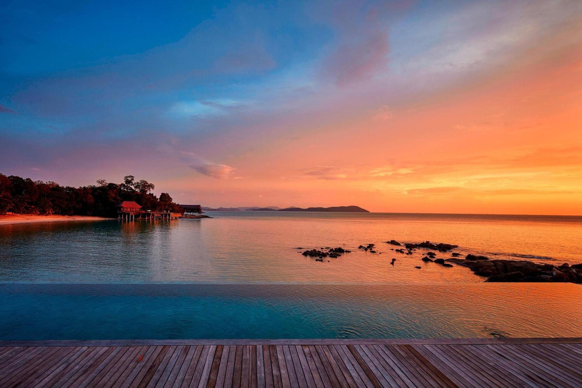 The Ritz-Carlton, Langkawi Hotel Buitenkant foto Sunset at Pangkor Laut Resort