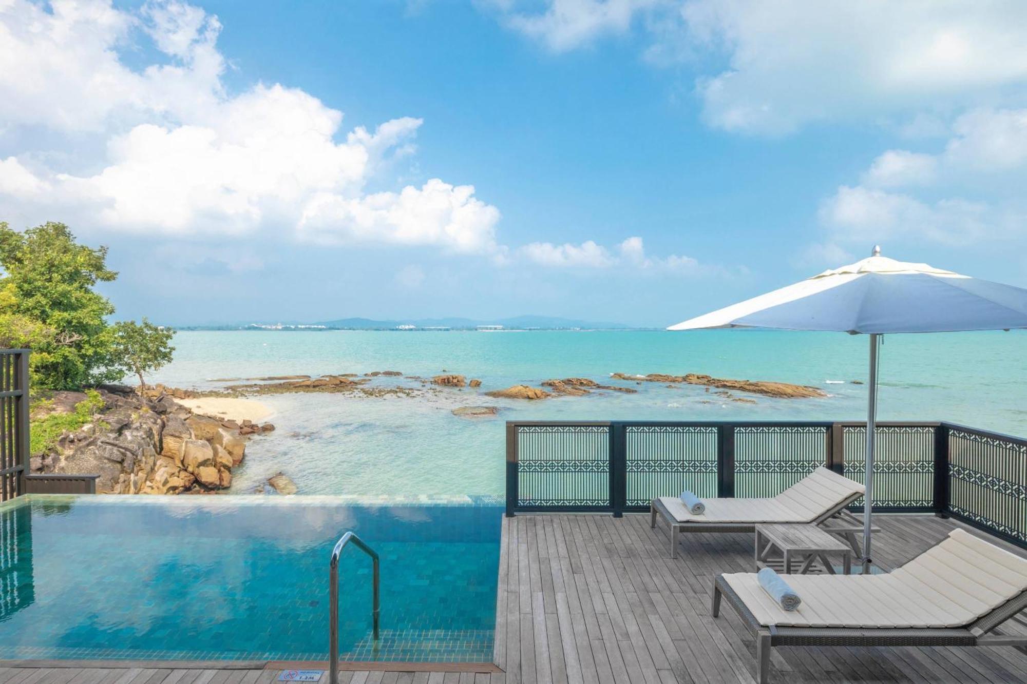 The Ritz-Carlton, Langkawi Hotel Buitenkant foto View of the Andaman Sea from the pool deck