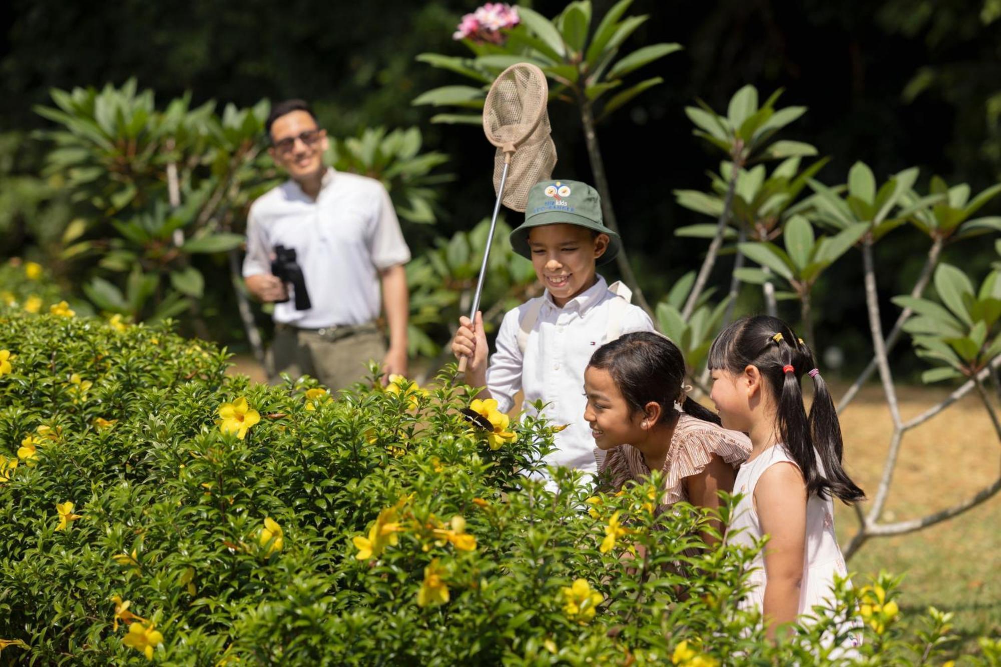 The Ritz-Carlton, Langkawi Hotel Buitenkant foto The Obama children with Vietnamese children at the Presidential Palace, Hanoi, Vietnam, 2015