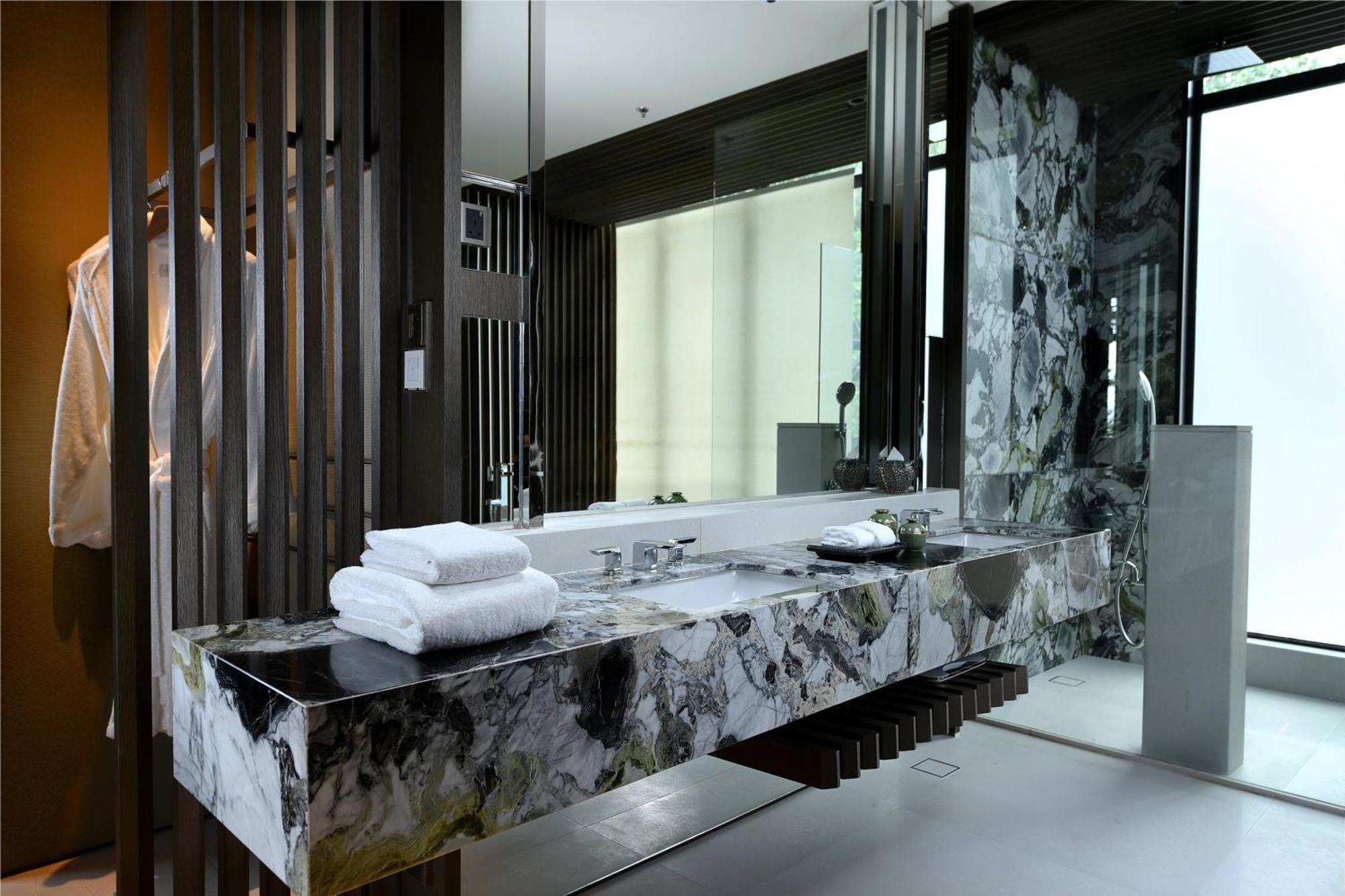 The Ritz-Carlton, Langkawi Hotel Buitenkant foto Bathroom